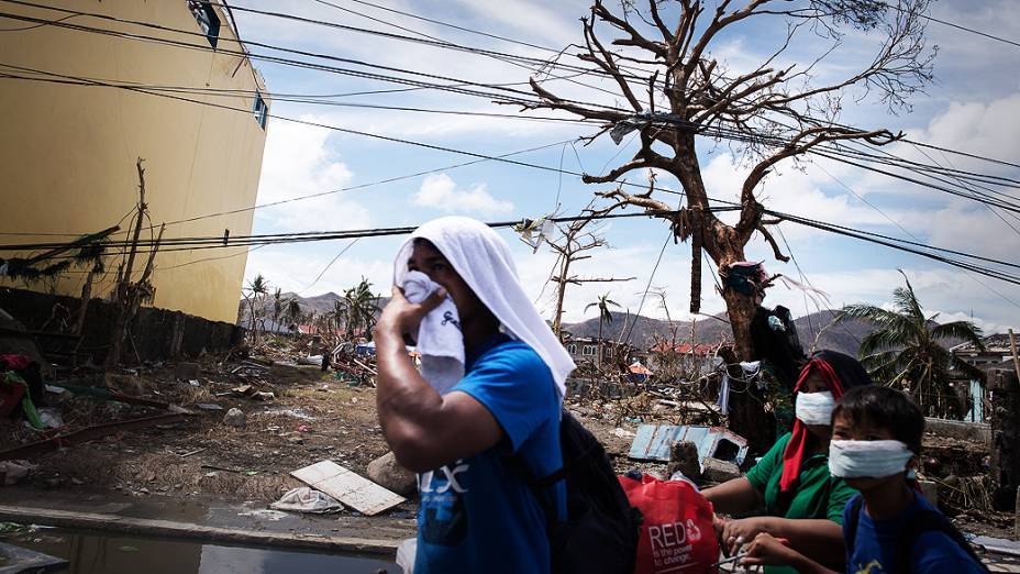 O forte cheiro de decomposição dos cadáveres tomou a cidade filipina de Tacloban, onde milhares de sobreviventes sofrem com a falta de alimentos e de água