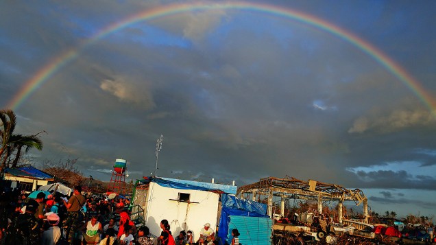 Arco-íris corta o céu de Tacloban (Filipinas) enquanto sobreviventes se preparam para deixar a cidade, nesta sexta-feira (15)