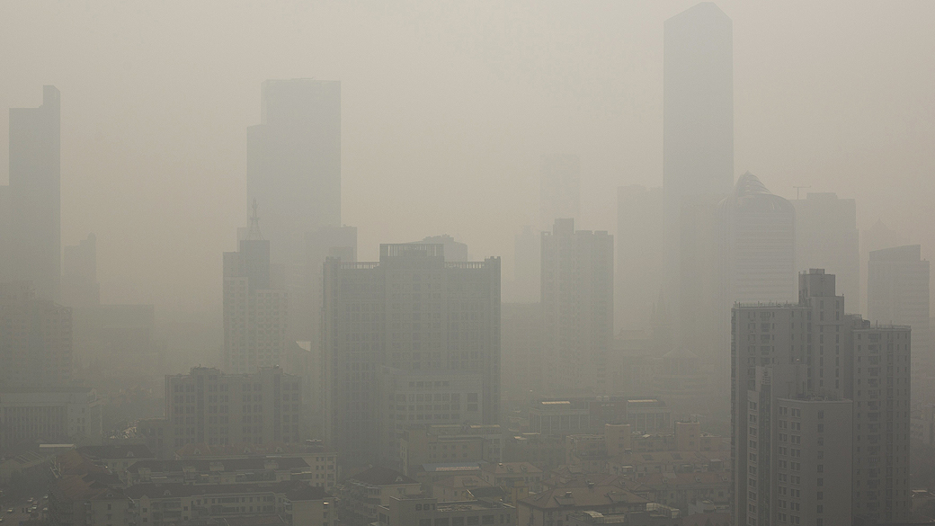 Poluição encobre prédios no distrito de Lujiazui, em Xangai, na China