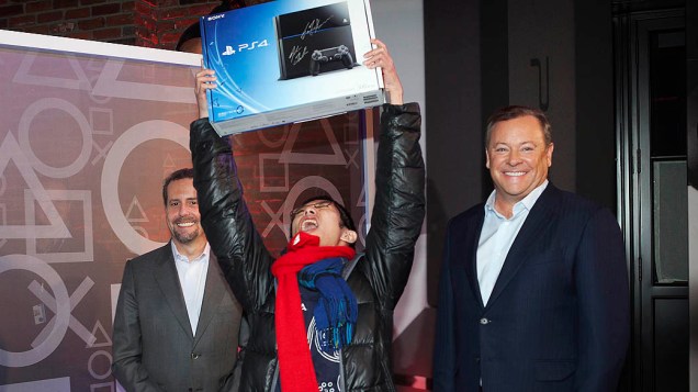 Joey Chiu, de 24 anos, foi o primeiro comprador do PlayStation 4 nos Estados Unidos Joey Chiu, de 24 anos, foi o primeiro comprador do PlayStation 4 nos Estados Unidos