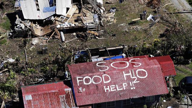 Imagem aérea mostra um pedido de socorro escrito no telhado de uma casa na cidade de Tacloban, nas Filipinas, nesta sexta-feira (15)