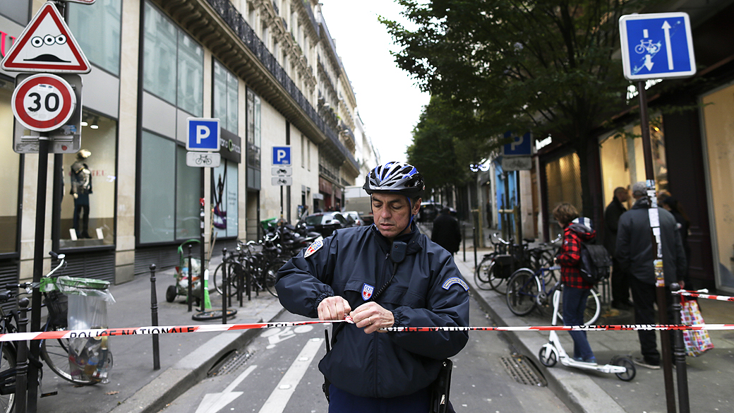 Policial certa sede do jornal diário francês 'Liberation' após um atirador abrir fogo ferindo um fotógrafo, em Paris, França