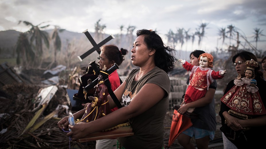 Sobreviventes do tufão Haiyan participam de uma procissão religiosa em Tolosa, na ilha de Leyte, nas Filipinas