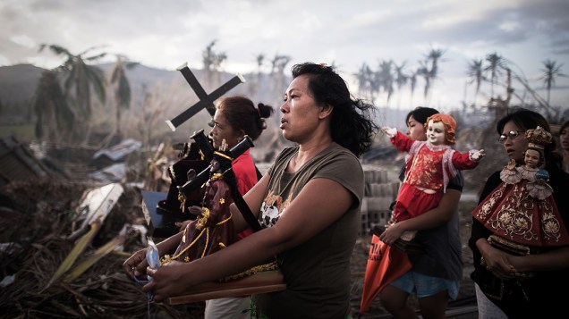 Sobreviventes do tufão Haiyan participam de uma procissão religiosa em Tolosa, na ilha de Leyte, nas Filipinas