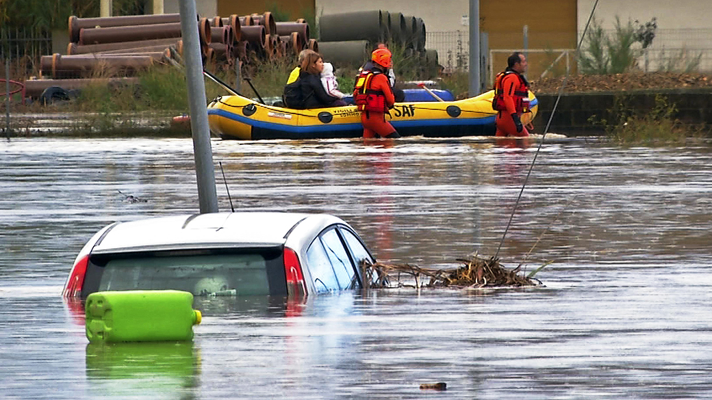 Equipes de resgate puxam barco por uma rua inundada em San Gavino Monreale. Autoridades italianas declaram estado de emergência em Sardenha, Itália