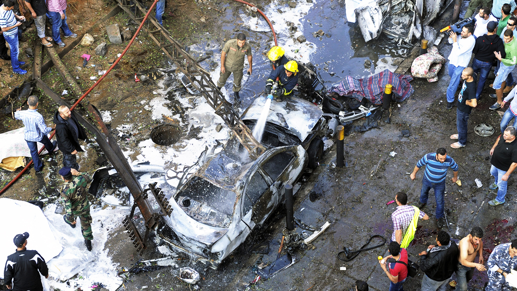 Bombeiros tentam conter chamas causadas pelas explosões na embaixada do Irã em Beirute