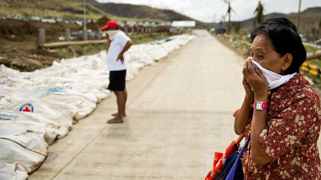 Bombeiros filipinos realizaram um sepultamento coletivo de parte das vítimas do tufão Haiyan na cidade de Tacloban, a mais afetada pelo fenômeno