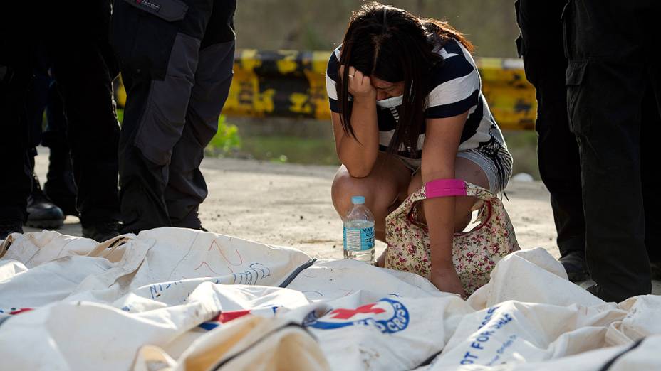 Bombeiros filipinos realizaram um sepultamento coletivo de parte das vítimas do tufão Haiyan na cidade de Tacloban, a mais afetada pelo fenômeno
