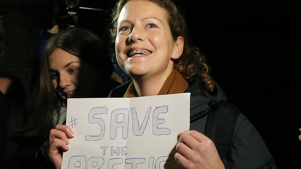 A ativista brasileira do Greenpeace, Ana Paula Maciel, deixou a prisão em São Petersburgo nesta quarta-feira (20)
