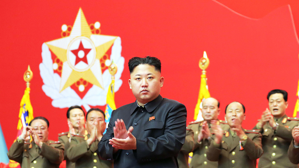 Ditador norte-coreano, Kim Jong Un, aplaude durante a segunda reunião do pessoal do Exército do Povo Coreano (KPA), na Casa da Cultura, Coréia do Norte