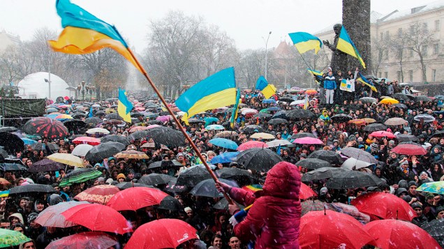 Manifestantes foram às ruas em apoio à integração da Ucrânia à União Europeia, no oeste da cidade de Lviv