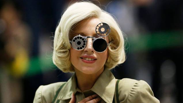 Lady Gaga usa óculos escuros durante chegada ao aeroporto internacional de Narita, a leste de Tóquio, Japão