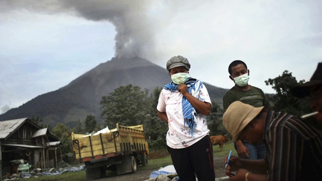 <p>Coluna de fumaça é expelida durante erupção do vulcão Sinabung, ao norte da ilha de Sumatra (Indonésia). A atividade vulcânica forçou a evacuação de mais de 18 mil pessoas</p>