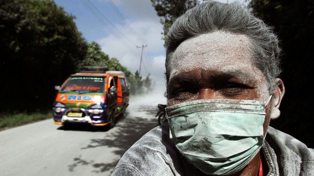 <p>Coluna de fumaça é expelida durante erupção do vulcão Sinabung, ao norte da ilha de Sumatra (Indonésia). A atividade vulcânica forçou a evacuação de mais de 18 mil pessoas</p>