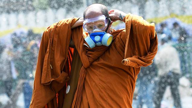 Em Bangcoc, monge usa máscara de gás durante protesto contra o governo da primeira-ministra da Tailândia, Yingluck Shinawatra