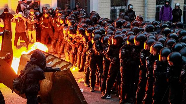 Manifestantes enfrentam policiais durante protesto contra a decisão do presidente ucraniano, Viktor Yanukovych, de suspender um acordo comercial com a União Europeia em frente à sede do governo, em Kiev