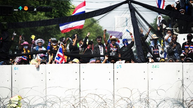 Manifestantes contrários ao governo invadem a sede da Polícia Metropolitana e do governo, em Bangcoc, na Tailândia. Os militantes exigem a saída da primeira-ministra, Yingluck Shinawatra