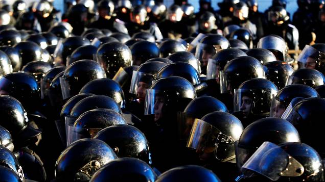 Policiais fazem cordão de isolamento contra manifestantes que protestam contra o governo da Ucrânia, em Kiev, nesta terça-feira (03)