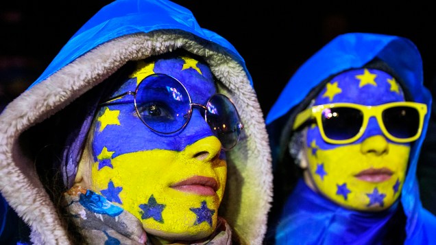 Apoiadoras da integração da Ucrânia à União Européia participam de um comício na Praça da Independência, em Kiev
