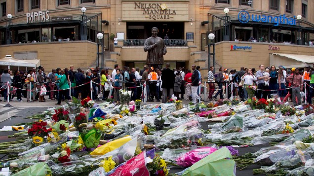 Flores em homenagem ao ex-presidente Nelson Mandela na Mandela Square em Sandton City, em Joanesburgo