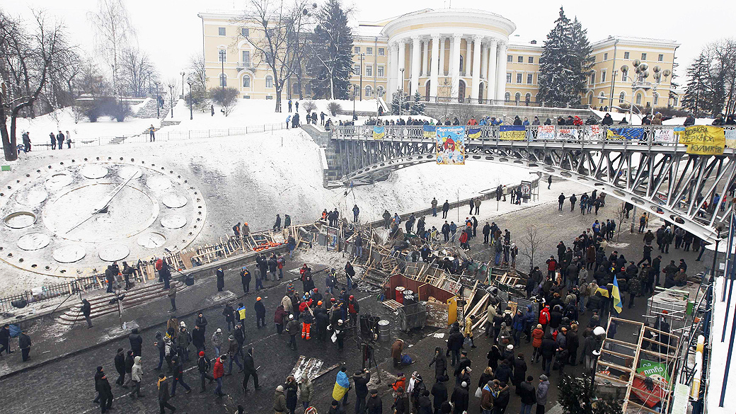 Manifestantes anti-governo ficam ao lado de barricadas durante protestos em massa em oposição ao presidente Viktor Yanukovych, na Praça da Independência, em Kiev, na Ucrânia