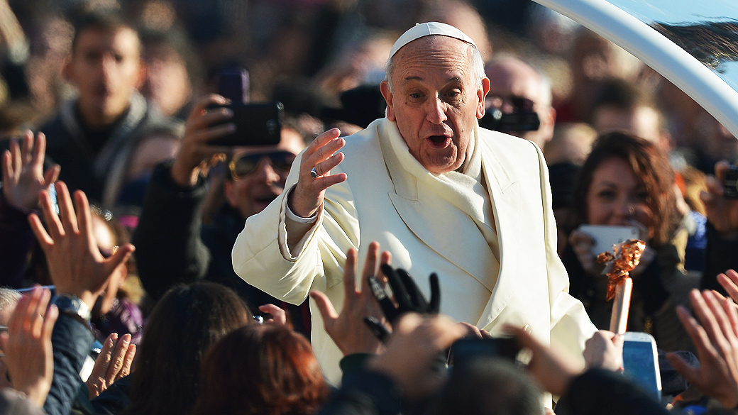 Papa Francisco cumprimenta fiéis durante audiência geral na Praça de São Pedro, no Vaticano