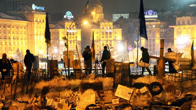 Manifestantes protegem barricada na Praça da Independência de Kiev, após ação da polícia para retirá-los do local
