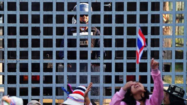 Oposicionistas protestam contra o governo em Bangcoc, capital tailandesa, nesta segunda-feira (23)