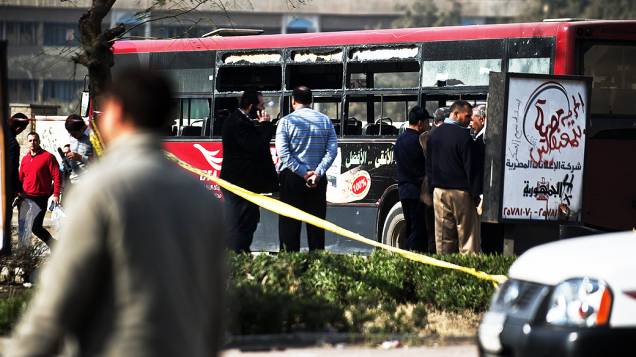 Autoridades de segurança inspecionam destroços de um ônibus que foi atingido por uma explosão ferindo cinco pessoas, no Cairo, Egito