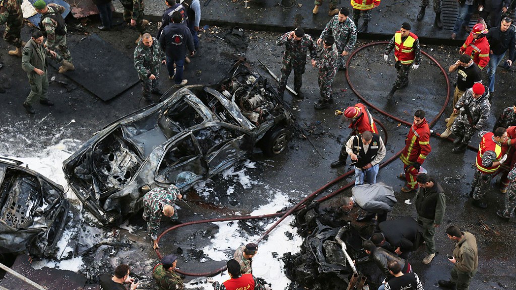 Bombeiros na cena em que um carro-bomba explodiu matando o ex-ministro Mohamad Chatah