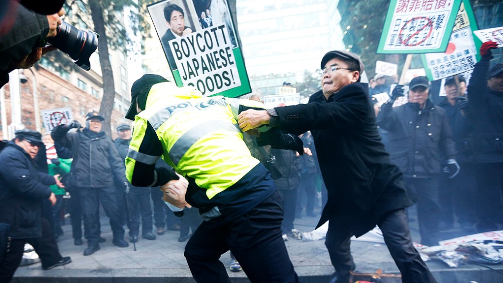 Manifestantes protestam em frente à embaixada japonesa em Seul contra visita de Abe a santuário