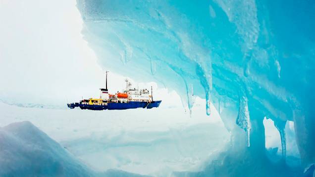 Uma tempestade de neve suspendeu a tentativa de um quebra-gelo australiano desencalhar o navio russo MV Akademik Shokalskiy preso no gelo na Antártida