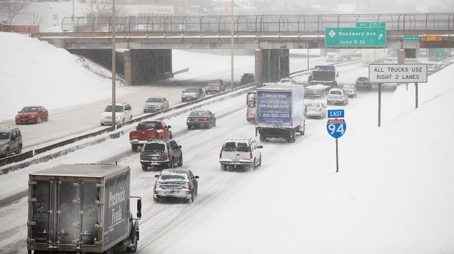 <p>Imagem mostra trânsito de carros durante primeira grande tempestade de inverno de 2014, nos Estados Unidos </p>