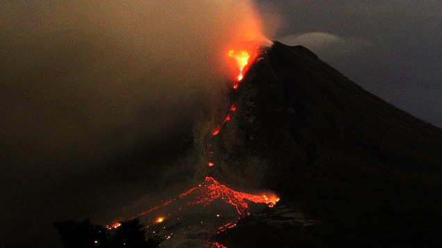 <p>O vulcão Sinabung, na Indonésia, expele cinzas e lava, na manhã desta segunda-feira (6)</p>