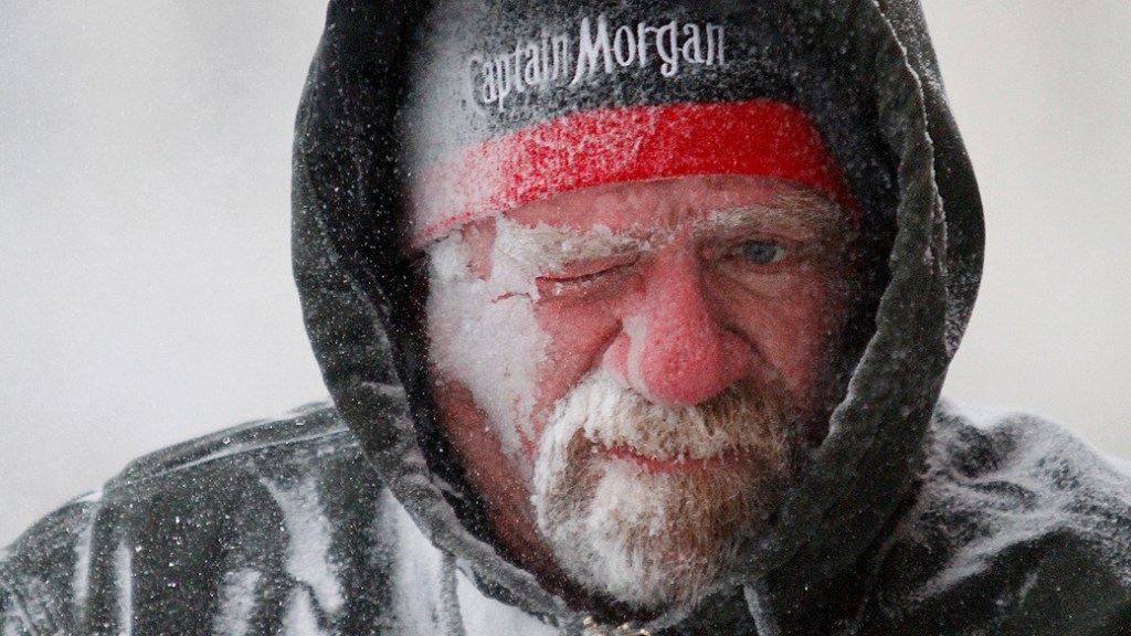 Homem sofre com a neve e o vento forte em Lawrence, Kansas. Sensação térmica pode chegar a até -60ºC em algumas cidades do país