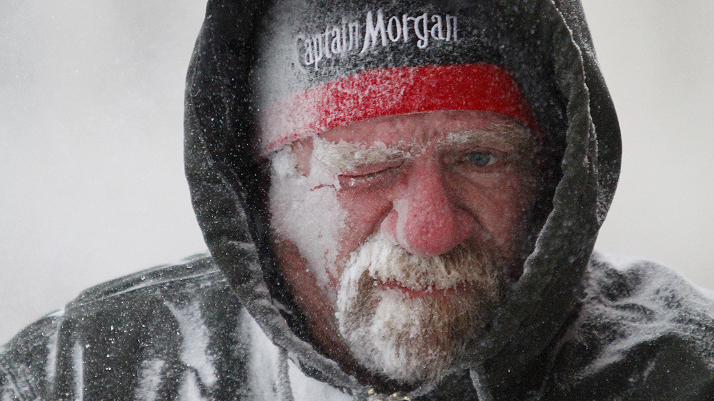 Homem sofre com a neve e o vento forte em Lawrence, Kansas. Sensação térmica pode chegar a até -60ºC em algumas cidades do país
