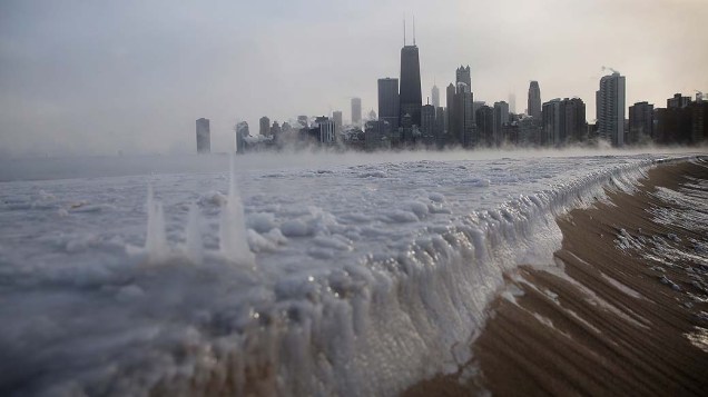 <p>As margens do Lago Michigan, em Chicago, ficaram completamente congeladas. A cidade atingiu um recorde de mínima nos últimos 20 anos, com a temperatura chegando a cerca de -26° Celsius</p>