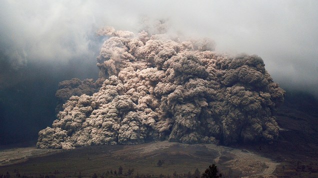 <p>O vulcão Sinabung, na Indonésia, expele cinzas e lava, na manhã desta terça-feira (7)</p>