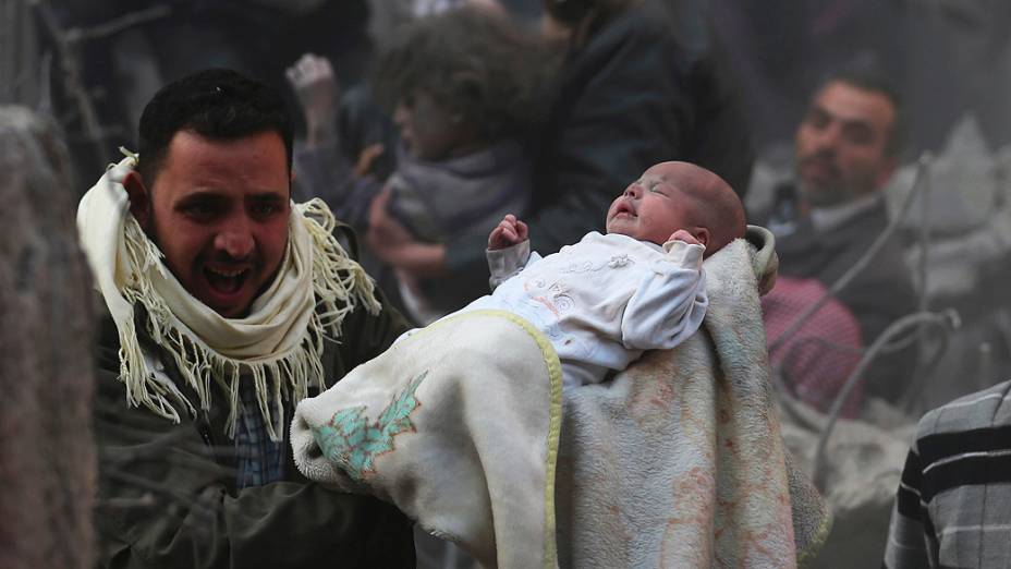 Um bebê foi resgatado com vida de escombros após um ataque aéreo ao distrito de Duma, em Damasco (Síria), nesta terça-feira (07)