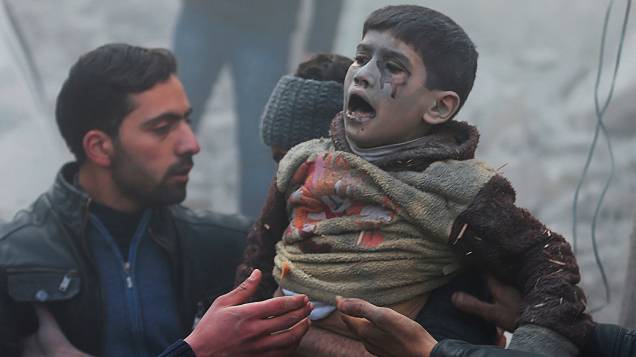 Menino resgatado com vida após bombardeio ao distrito de Duma, em Damasco (Síria)