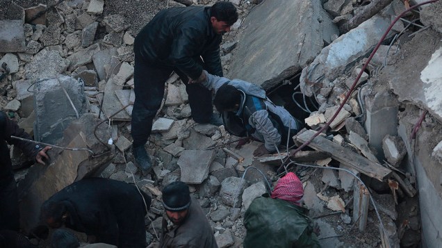 Menino resgatado com vida após bombardeio ao distrito de Duma, em Damasco (Síria)