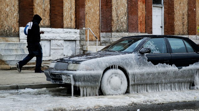<p>Carro fica parcialmente coberto de gelo em Baltimore, nos Estados Unidos, nesta quarta-feira (08)</p>