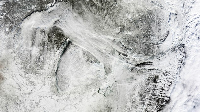 <p>Imagem divulgada pela Nasa mostra névoa e gelo formados sobre a região dos Grandes Lagos, nos Estados Unidos</p>