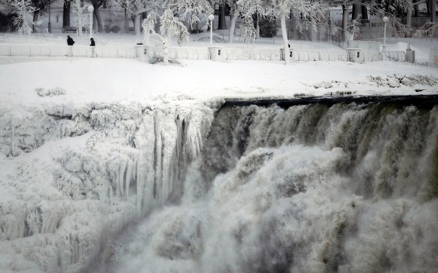<p>Trecho das Cataratas do Niágara em Ontário, nos Estados Unidos retratada com uma densa camada de gelo</p>
