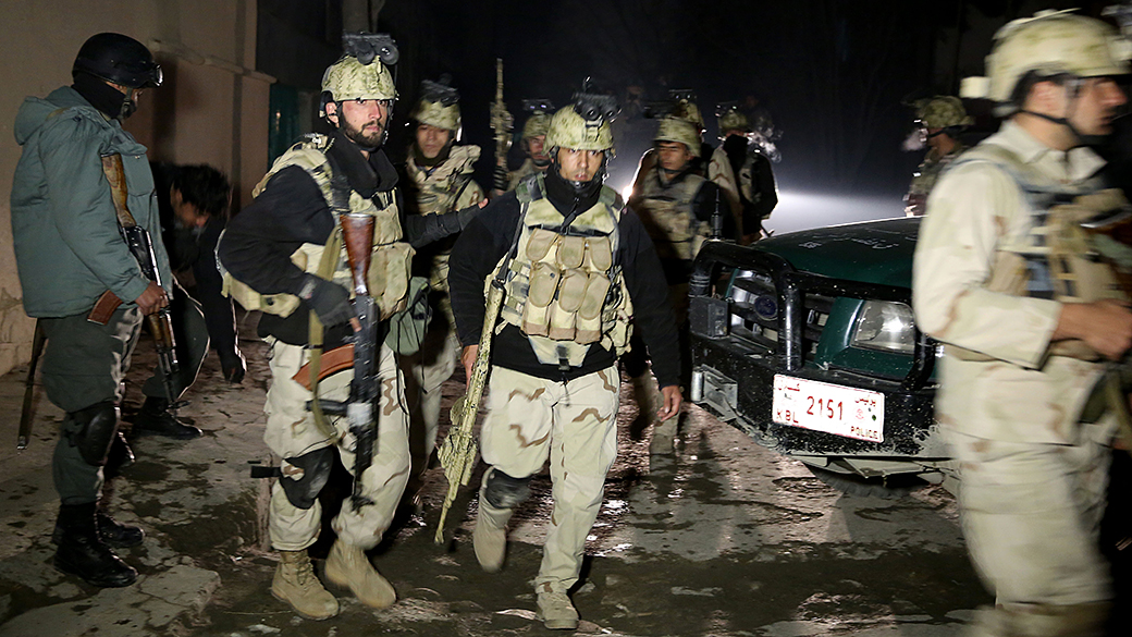 Forças de segurança afegãs deixam o local de um ataque suicida em um restaurante de Cabul, no Afeganistão. O restaurante libanês é popular entre os estrangeiros e afegãos ricos