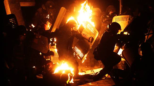 Manifestantes e policiais entram em confronto na madrugada desta segunda-feira (20) em Kiev (Ucrânia). Cerca de 200 mil pessoas participaram da manifestação deste domingo contra um conjunto de leis aprovado pelo parlamento proibindo protestos no país