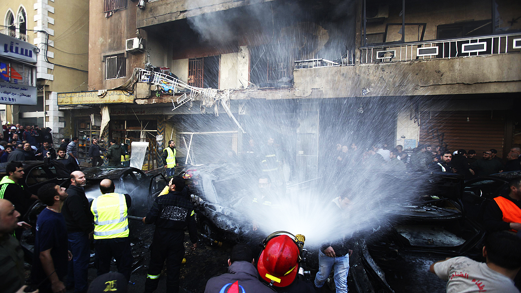 Bombeiros tentam apagar fogo após uma explosão atingir o bairro de Haret Hreik, um dos redutos do grupo xiita Hezbollah em Beirute