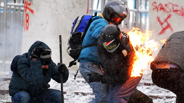 Manifestante pega fogo durante confrontos com a polícia, nesta quarta-feira (22) em Kiev (Ucrânia)