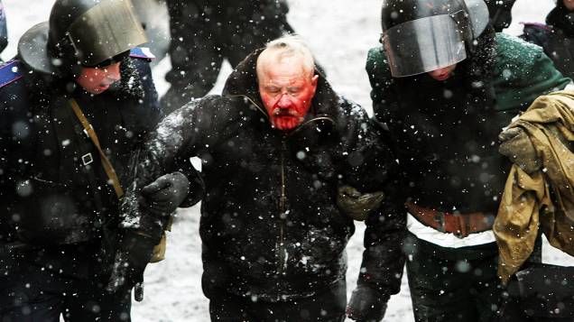 Manifestantes e policiais entram em confronto nesta quarta-feira (22) em Kiev (Ucrânia)