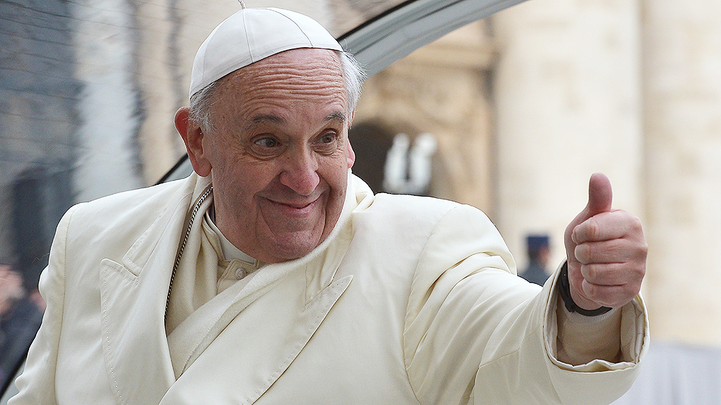 Papa Francisco saúda os fiéis na chegada para audiência geral na praça São Pedro, no Vaticano, nesta quarta-feira (29)